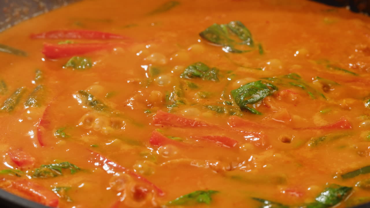 Curry rosso di gamberi al tamarindo, gamberi in salsa di pomodoro e zenzero, cucina asiatica, ristorante cinese.