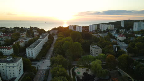 Con-Vistas-A-La-Bahía-De-Gdańsk-En-La-Costa-Del-Mar-Báltico-Con-Paisaje-Urbano-En-La-Ciudad-Portuaria-De-Gdynia,-Polonia-Durante-La-Hora-Dorada