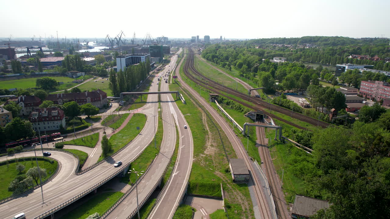 ⁇ 은 날에 그단스크의 공중 비행 고속도로와 산업 항구가 배경입니다.