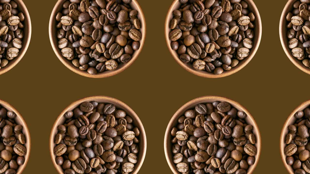 granos de café tostados en cuencos sobre un fondo marrón. fondo de concepto de comida animado sin costuras