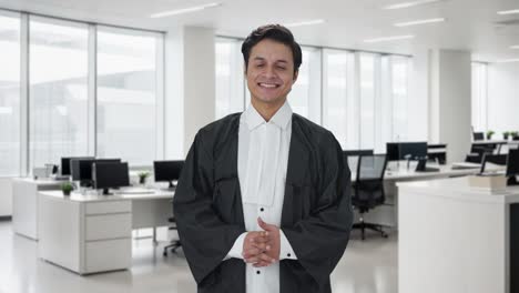 Glücklicher-Indischer-Anwalt,-Der-In-Die-Kamera-Lächelt