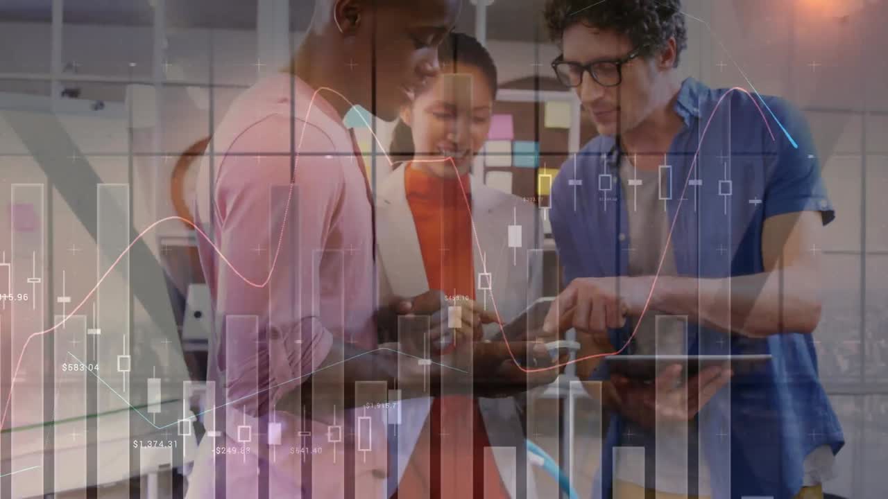 animación del procesamiento de datos financieros en diversos empresarios que utilizan dispositivos electrónicos