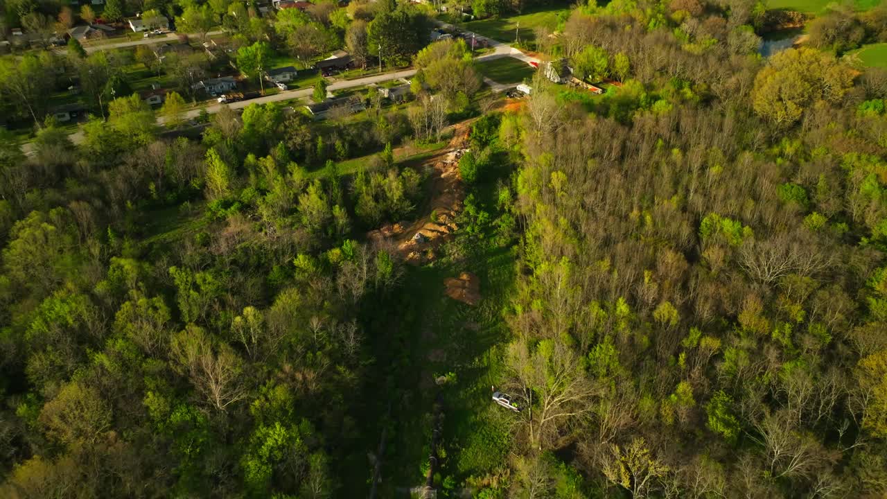 vista aérea de un depósito de chatarra con pilas de coches usados en un área boscosa en fayetteville, arkansas, ee.uu.