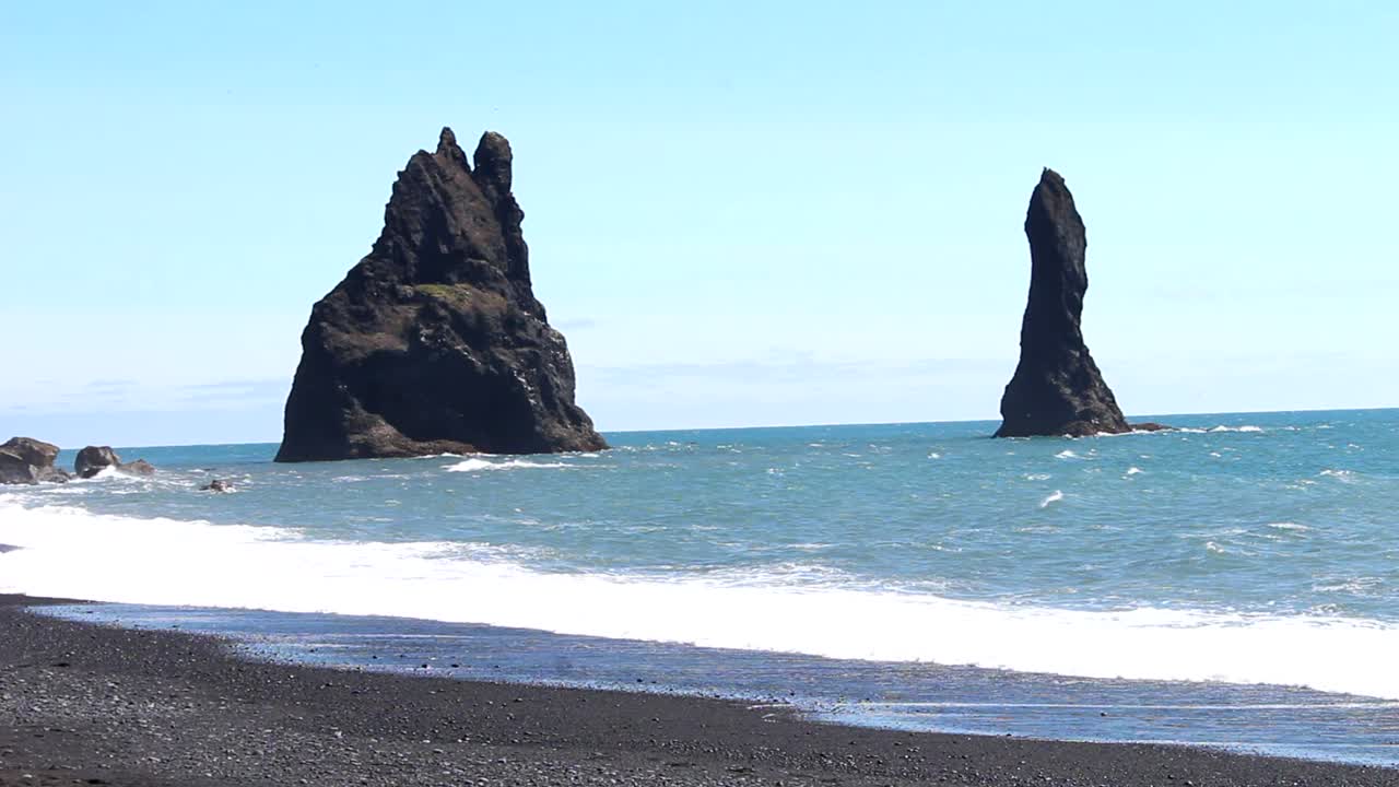 reynisdrangar son pilas marinas de basalto situadas cerca del pueblo vik en myrdal, sureste de islandia