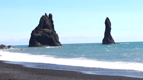 reynisdrangar 是位于冰岛东南部米尔达尔的维克村附近的玄武岩海<unk>