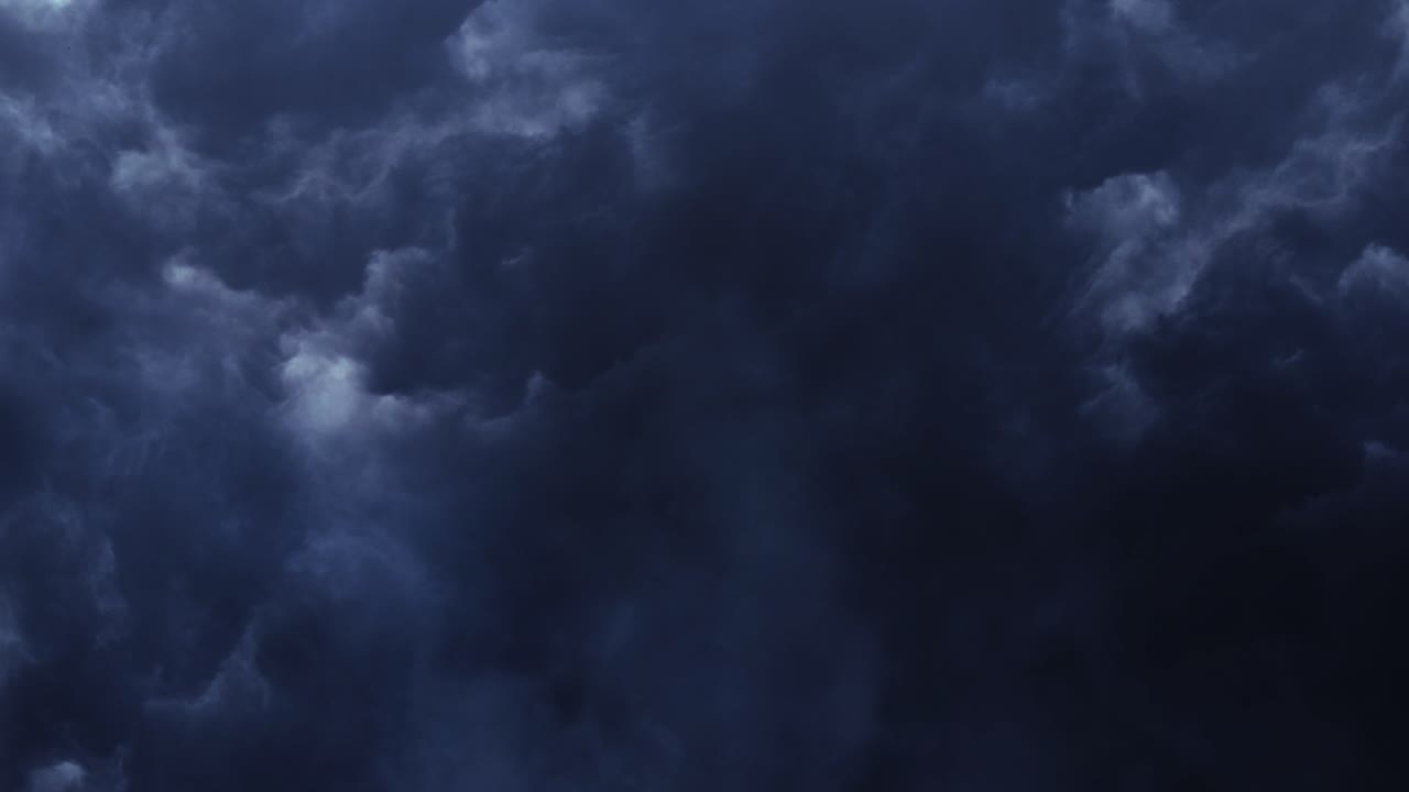 nubes cumulonimbus gruesas y en movimiento de 4k, tormenta eléctrica