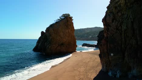 Acantilados-De-Rocas-En-Medio-Del-Mar-Mediterráneo,-Playa-Virgen-Azul,-Paraíso-Turquesa