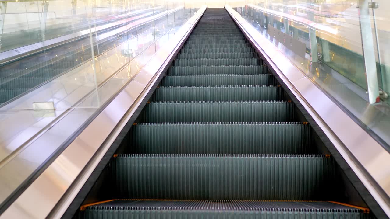 빈 에스컬레이터의 근접 촬영, 4k 영상, 아무도, 에 있는 중국어 텍스트는 '조심'을 의미합니다.