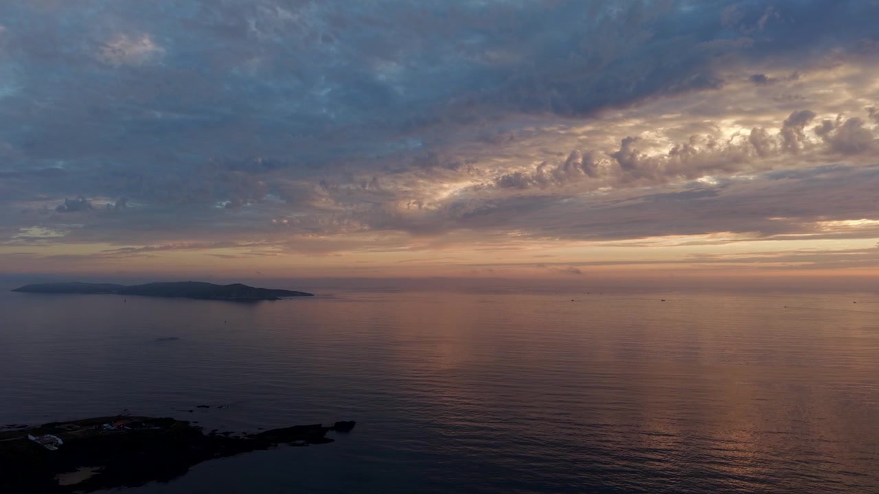 Vista aerea al tramonto dell'Isola di Ons lungo la costa dell'Oceano Atlantico in Galizia, Spagna