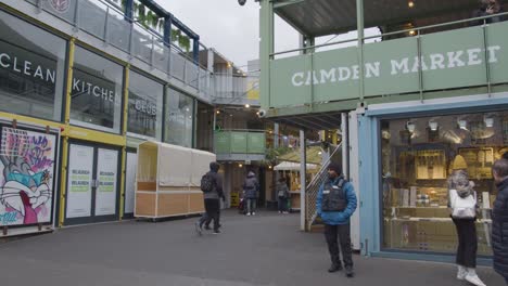 Stände-In-Camden-Und-Buck-Street-Market-Voller-Menschen-Im-Norden-Von-London,-Großbritannien-1