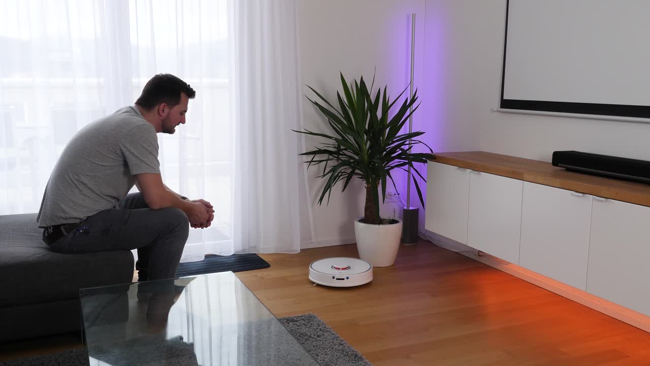 activación de control de voz de una operación de aspiradora robot, plano general