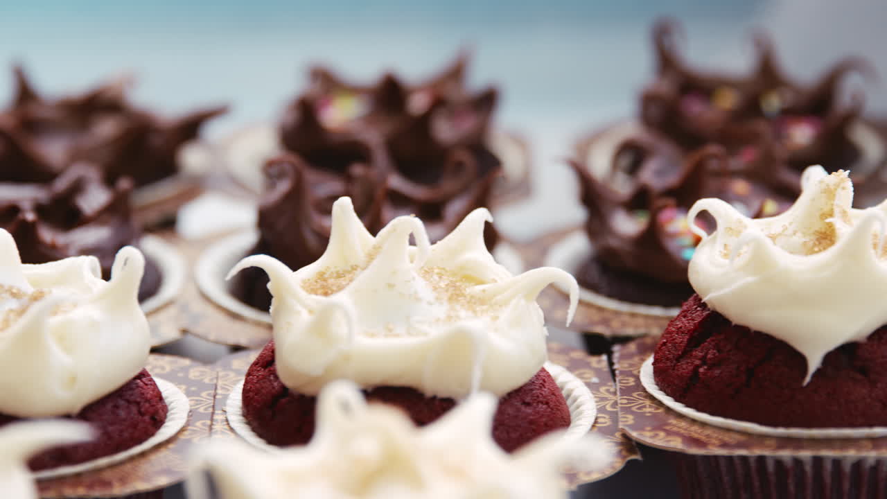 냉동 초콜릿과 빨간 벨 머핀의 클로즈업