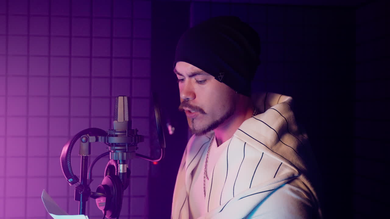 스튜디오에서 녹음하는 음악가