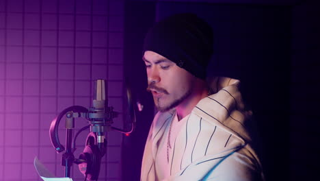 músico grabando en estudio