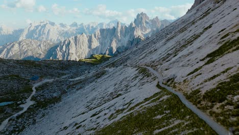 Toma-Aérea-De-Un-Camino-En-Tre-Cime-Di-Lavaredo-En-Los-Alpes-Dolomitas-En-Italia,-4k