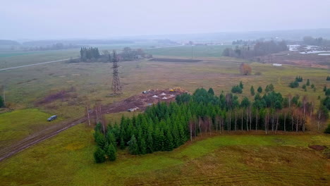 árboles-Coníferos-Verdes-Cerca-Del-Sitio-De-Construcción-De-La-Torre-De-Transmisión-En-El-Campo