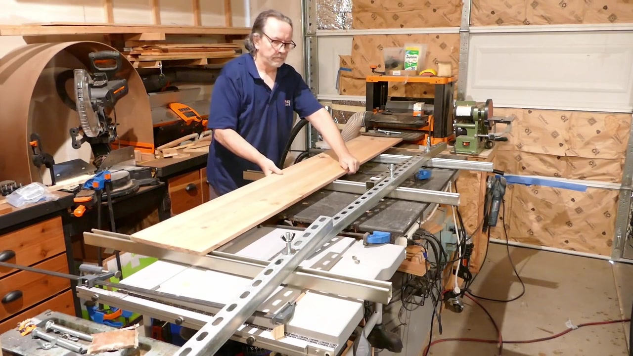 Aufnahmen aus einer Garagenwerkstatt: Ein DIY-Holzprojekt wird nach dem Auftragen von Leim zusammengeklemmt.
