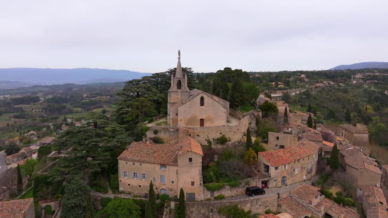 Vue aérienne du paisible Bonnieux au milieu des vignobles et des collines, en Provence.