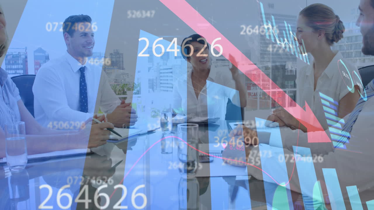 animación del procesamiento de datos financieros con flecha sobre diversas personas de negocios en la oficina