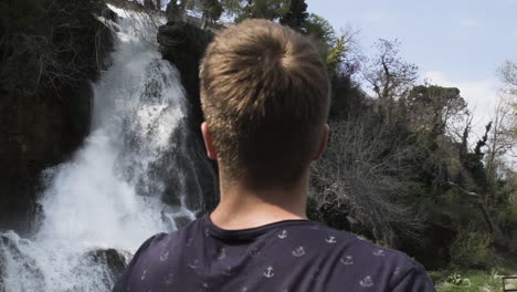 joven viajero mirando la hermosa cascada de edessa en grecia