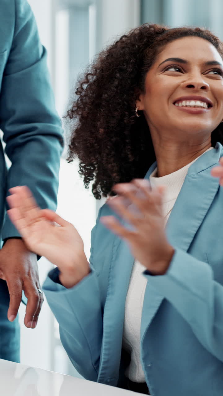 비즈니스 팀이 박수갈채로 성공을 축하하고 있습니다.