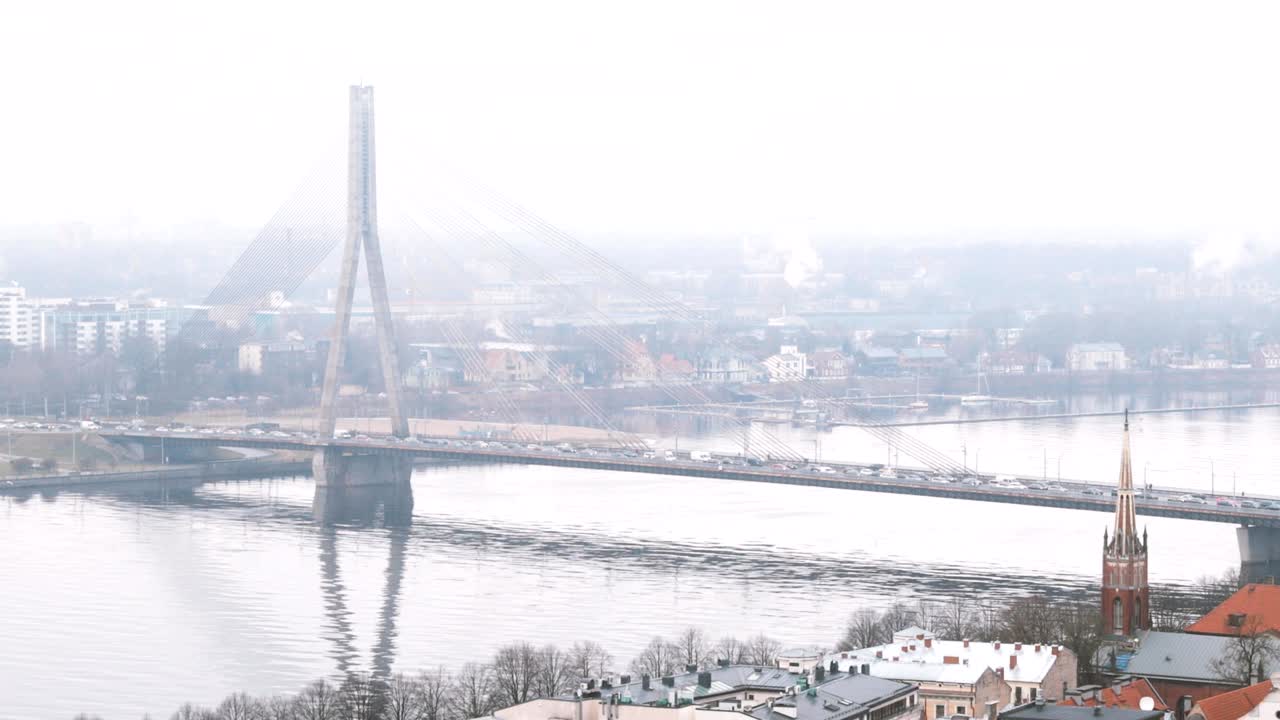리가, 라트비아. 도시 풍경의 꼭대기 전망. 수 다리와 리가  대성당은 안개와 비가 오는 겨울 날