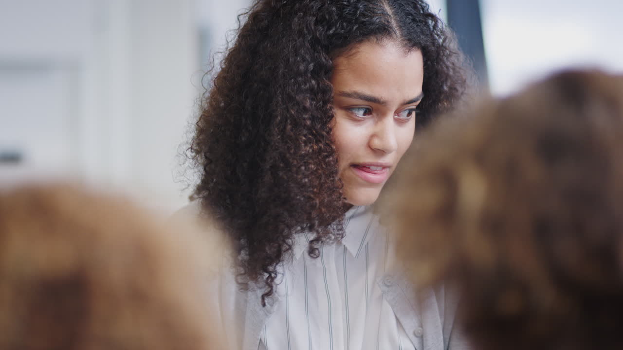 joven maestra feliz leyendo y hablando con niños en una clase de escuela infantil, de cerca