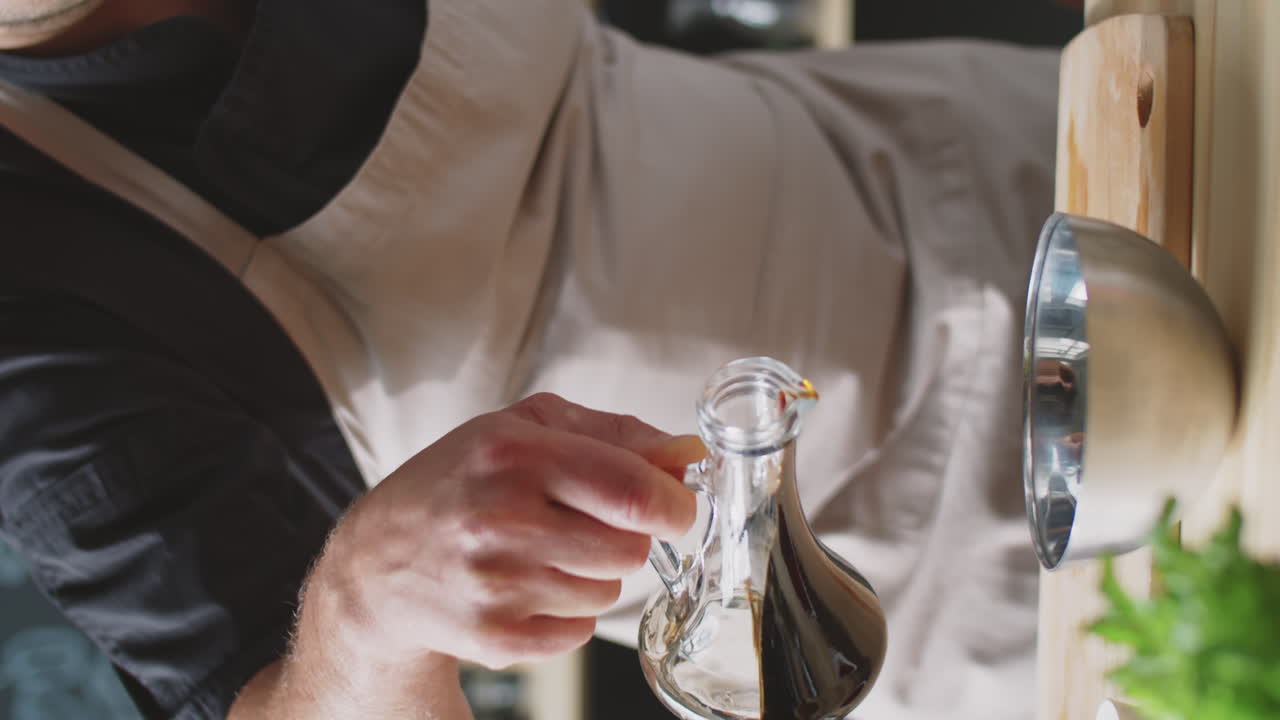 el chef vierte la salsa.