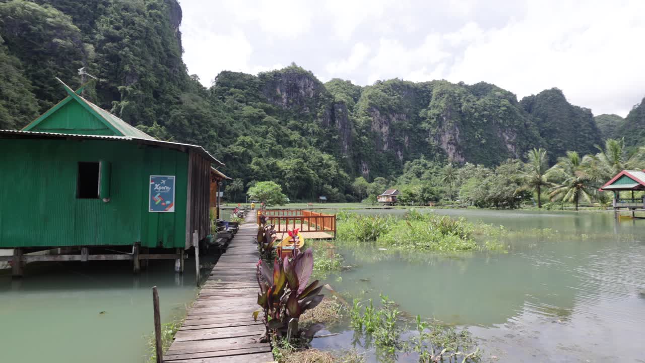 Một ngôi làng địa phương ở Ramang Ramang, Sulawesi, Indonesia, được xây dựng trên hồ nước, bao quanh bởi rừng đước và những ngọn núi đá vôi lớn vào một ngày nắng đẹp ở châu Á.