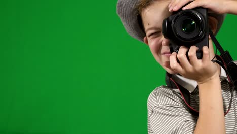 un niño con una cámara relfex toma una foto en el fondo de la llave de croma