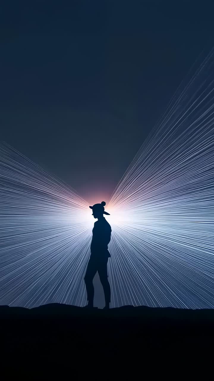 Vídeo vertical: figura iluminada parada em um cume à noite, seguindo um prompt de luz no horizonte em uma jaqueta