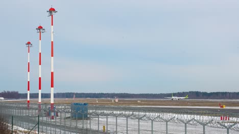 salidas de aviones en pista asfaltada en el aeropuerto internacional de riga, letonia