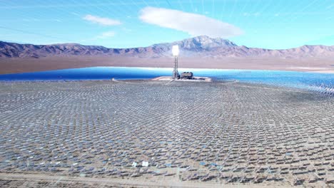 torre solar térmica central que absorbe la energía de la luz solar para generar electricidad, vista aérea