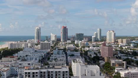 edificios costeros de miami, vista cinematográfica de vuelo hacia adelante