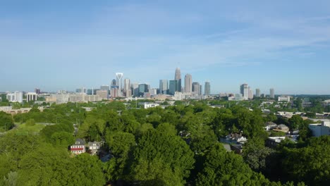 Charlotte-Skyline-Im-Hintergrund,-Bäume-Im-Vordergrund