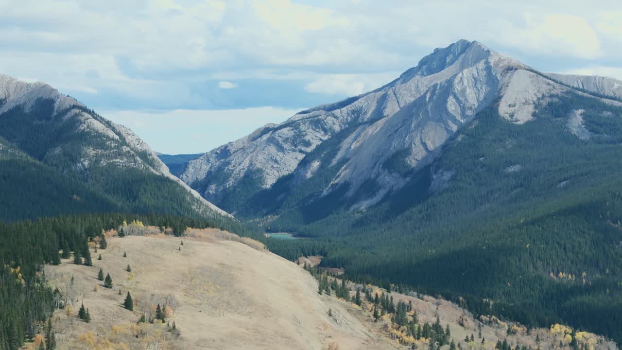 el lago eagle anidado entre dos gigantescas montañas rocosas se ve desde un punto de vista aéreo de avión no tripulado en el área de ya ha tinda ranch de alberta, canadá.