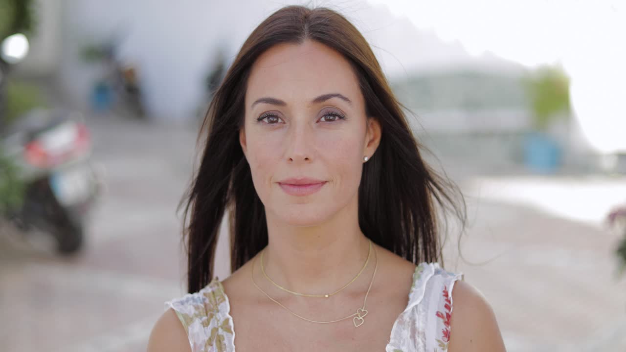 maravillosa joven morena mirando a la cámara