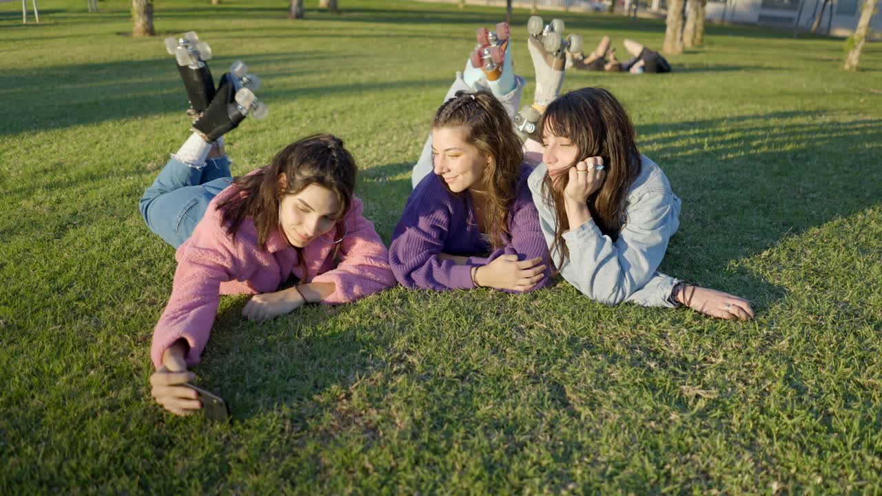 친구 들 이 공원 에서 셀피 를 찍고 있다