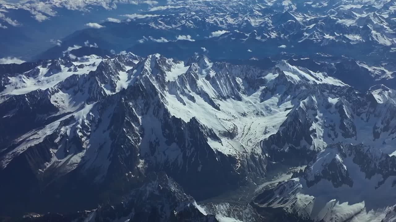 pov elevado de la cumbre del mont blanc en los alpes suizos, filmado desde una cabina de un avión que vuela sobre el pico a 8.000 metros de altura en una espléndida mañana de verano