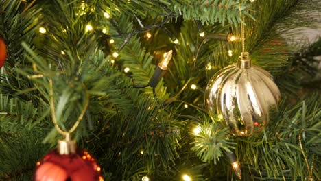 adornos de navidad de color dorado y rojo de primer plano 4k