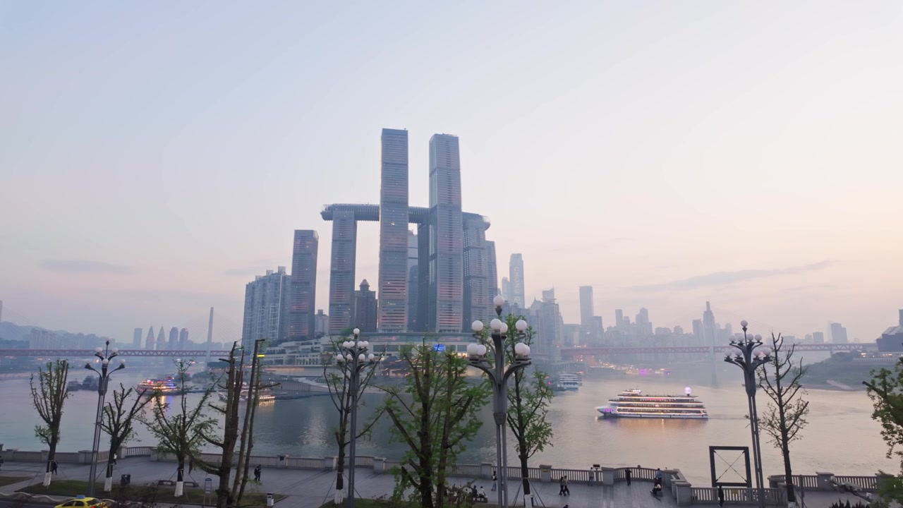 Horizonte da cidade de Chongqing ao longo do Rio Yangtze na China - Plano Panorâmico