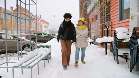 freundinnen auf der straße