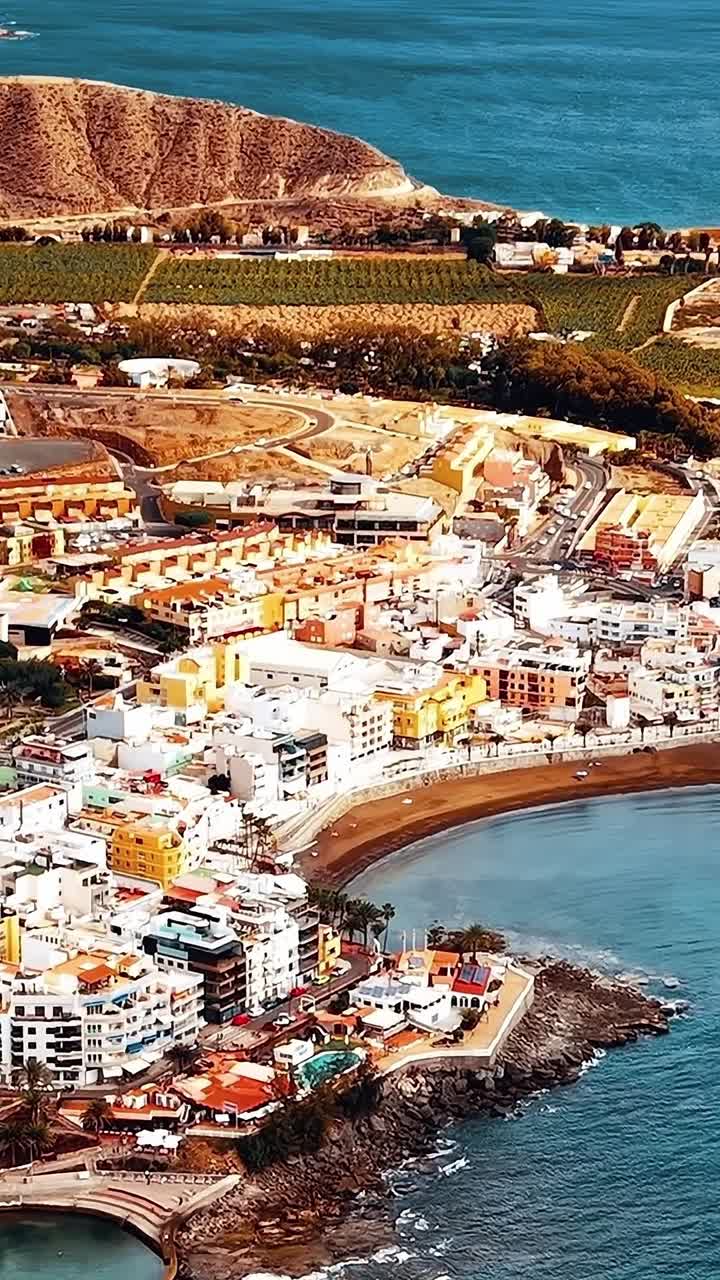 Küstenlinie Gran Canarias zeigt Stadt und Meer in Luftaufnahme tagsüber