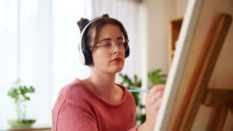 mujer pintando en casa
