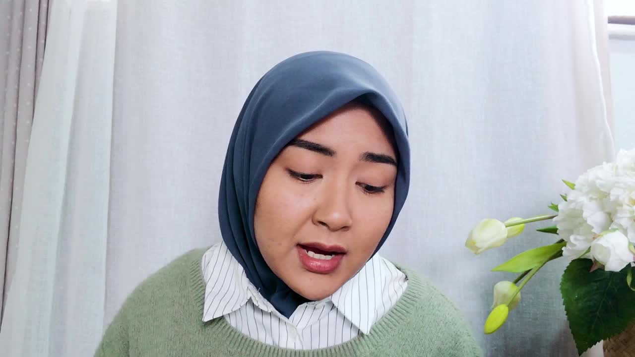 비디오 수업 중에 잠든 학생을 깨우는 젊은 대학 강사