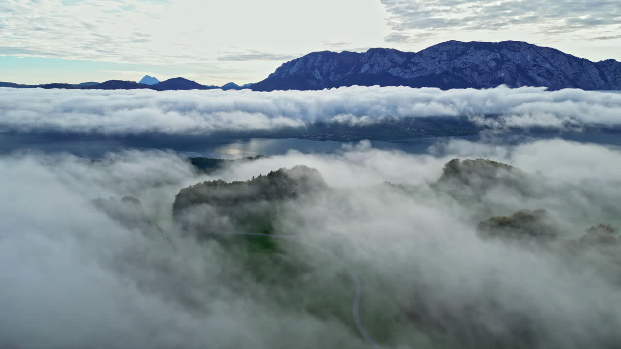 오스트리아 의 가을 날 에 아테르시 호수 에 있는 안개 가  ⁇ 인 시골 의 공중 사진