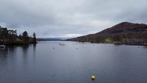 Ich-Betrat-Einen-Park-Am-Seeufer-Mit-Atemberaubendem-Blick-Auf-Die-Berge