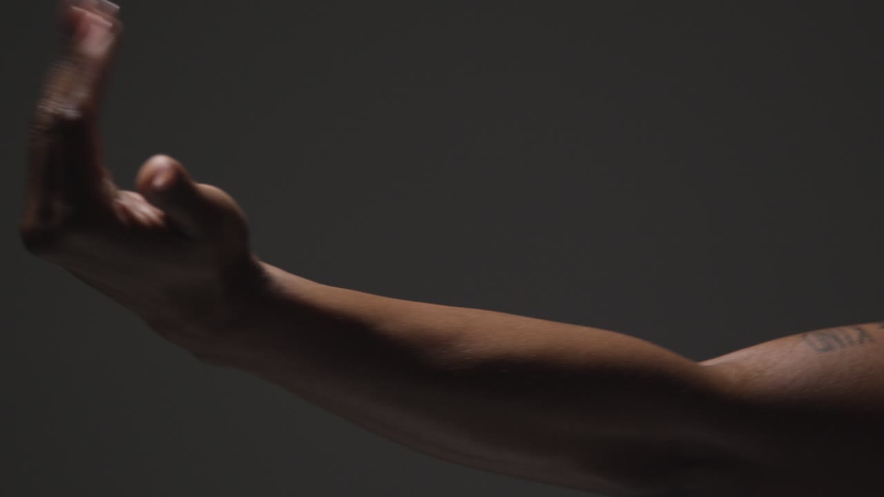 체육관 3 에서 권투 훈련 을 위해 피트니스 의류 를 입은 젊은 여성 의 스튜디오 초상화