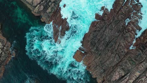 Rocas-Del-Canal,-Parque-Nacional-Leeuwin-Naturaliste,-Australia,-Vista-Aérea-De-Pájaro-De-Formación-Rocosa-Costera-única-Y-Olas-Oceánicas,-Disparo-De-Drones-De-Arriba-Hacia-Abajo