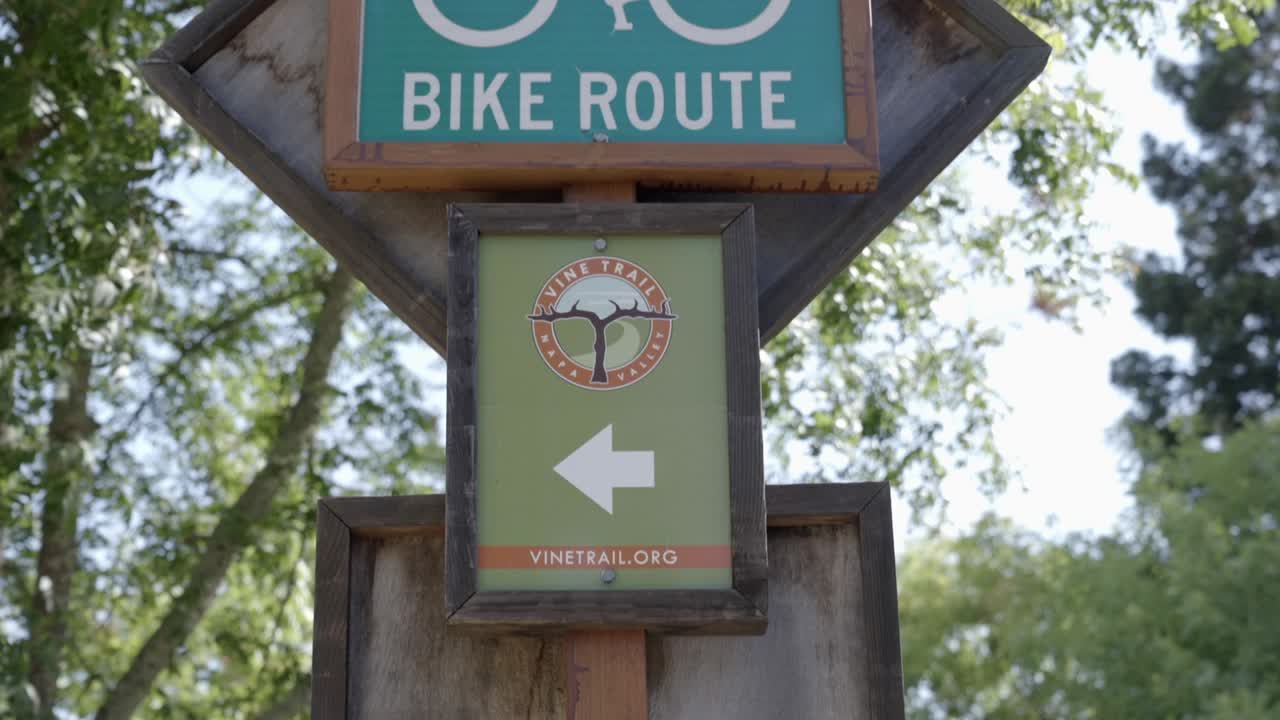 una toma panorámica de arriba a abajo de un cartel de ruta ciclista en napa, california